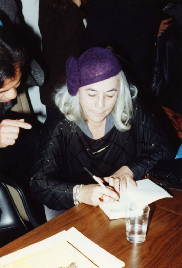 Carmen Martin Gaite firmando libros en 1995